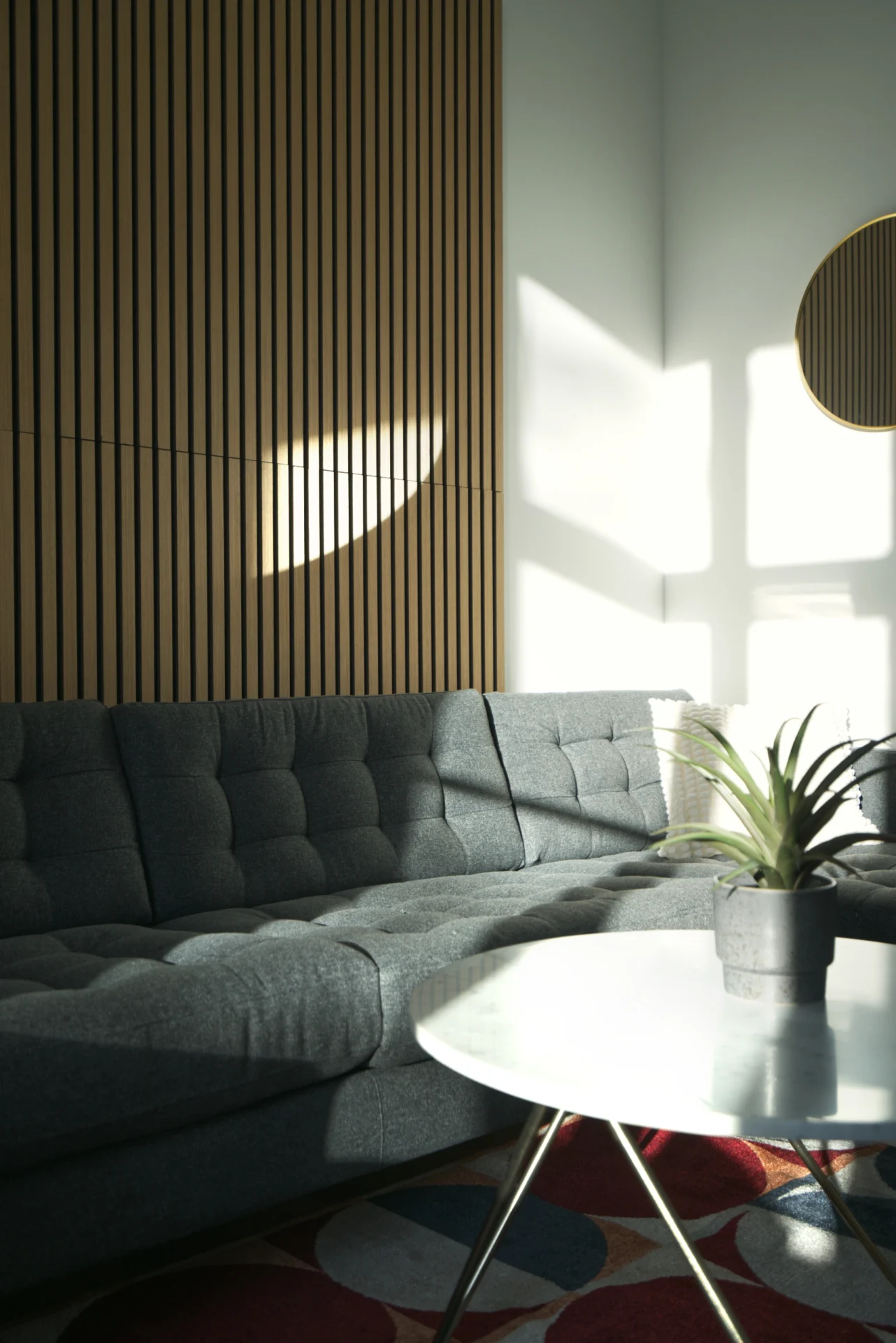 Ferienwohnung Halle Zentrum Oper Full House RE19 Cordsofa mit Akustikpaneele und Beistelltisch