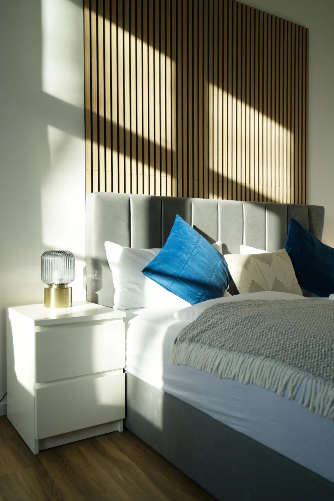 Ferienwohnung Halle Zentrum Oper Full House RE20 Boxspringbett mit Nachtisch und Nachtlampe einer Ferienwohnung