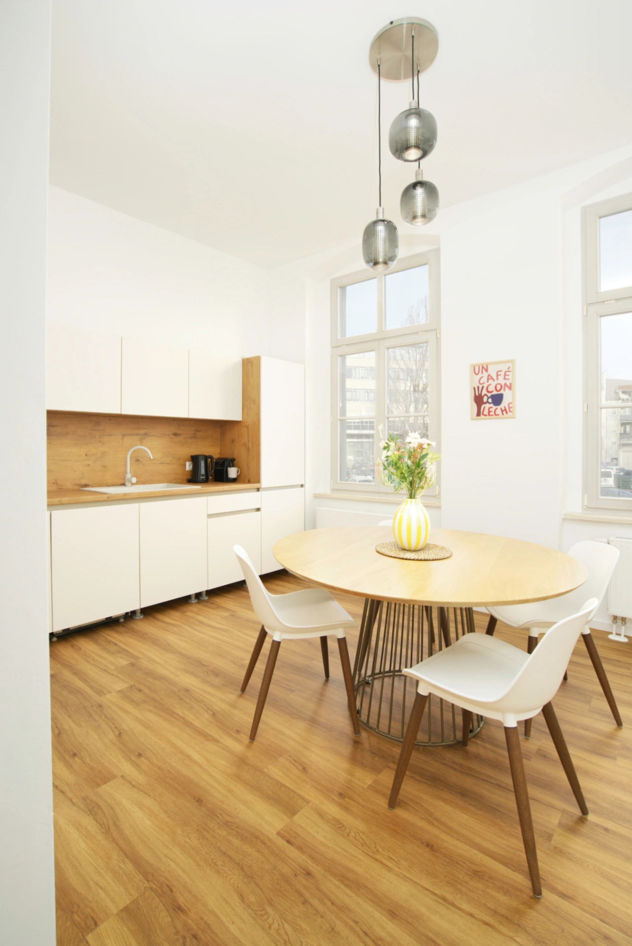 Ferienwohnung Halle Zentrum Oper Full House RE3 Runder Esstisch mit Stühlen in einer modernen offenen Küche