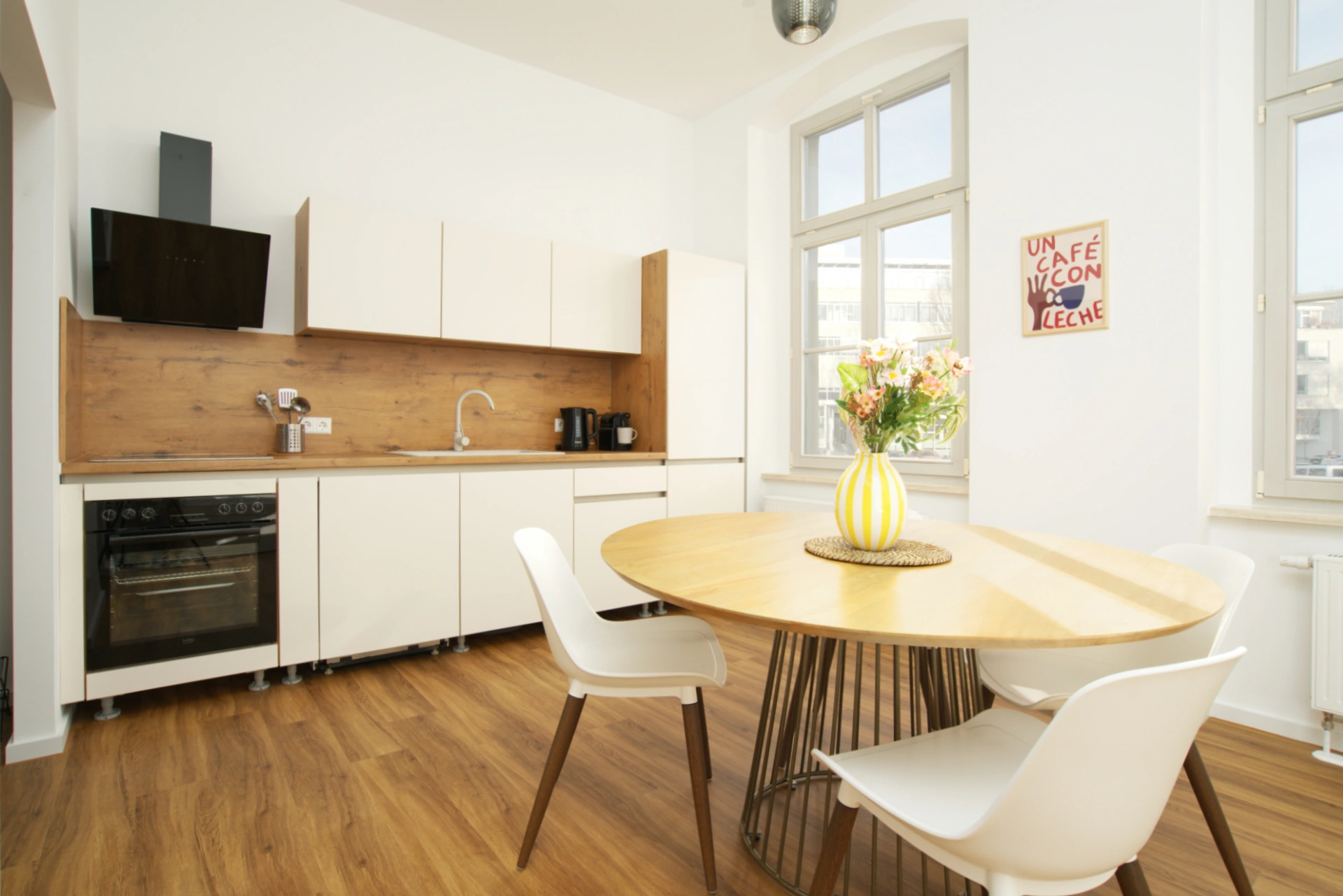 Ferienwohnung Halle Zentrum Oper Full House RE5 Offene Küche mit Küchenzeile und Esstisch