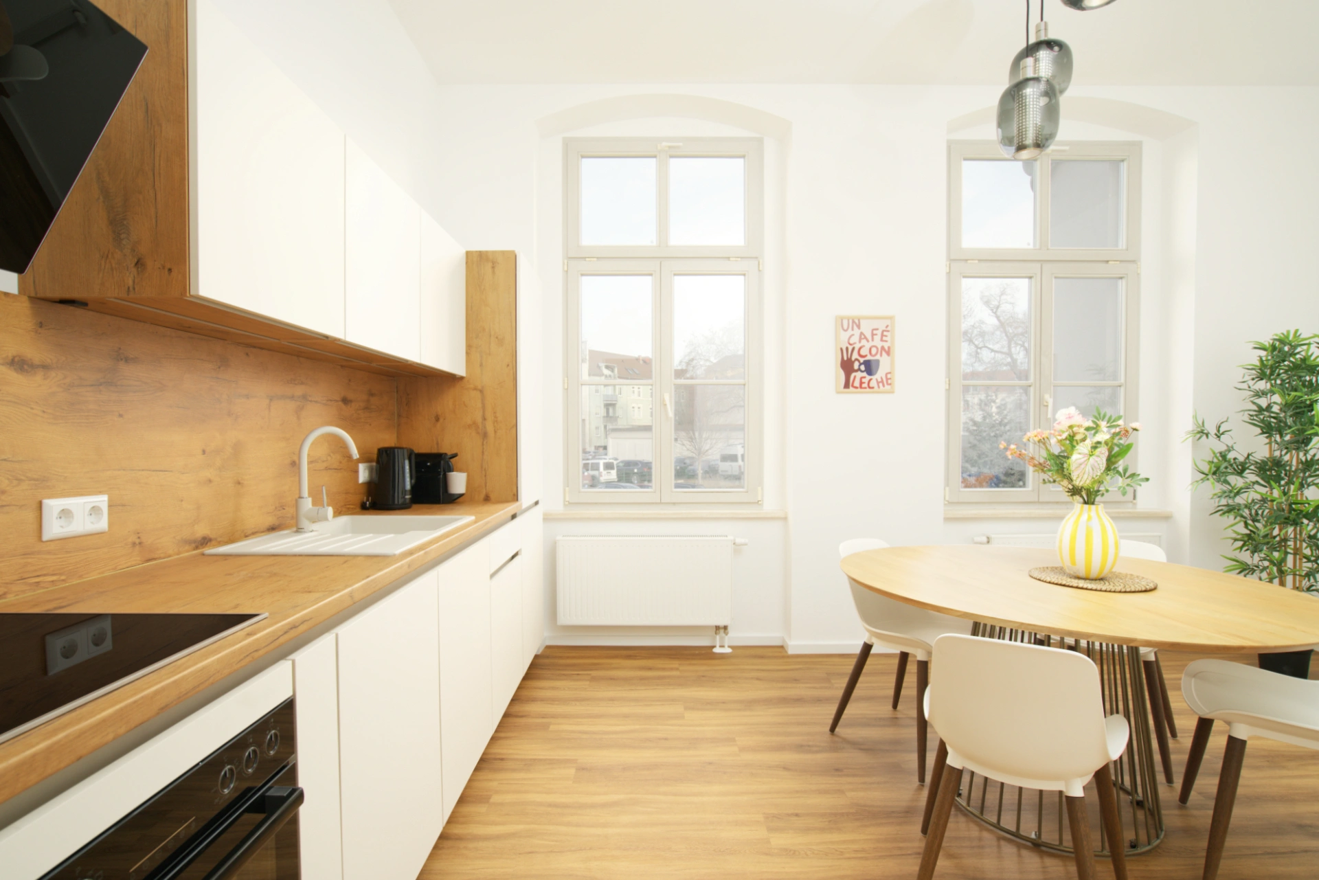 Ferienwohnung Halle Zentrum Oper Full House RE9 Moderne Küche mit 4 Zonen Ceranfeld, Spülbecken und modernem Rundtisch für 4 Personen