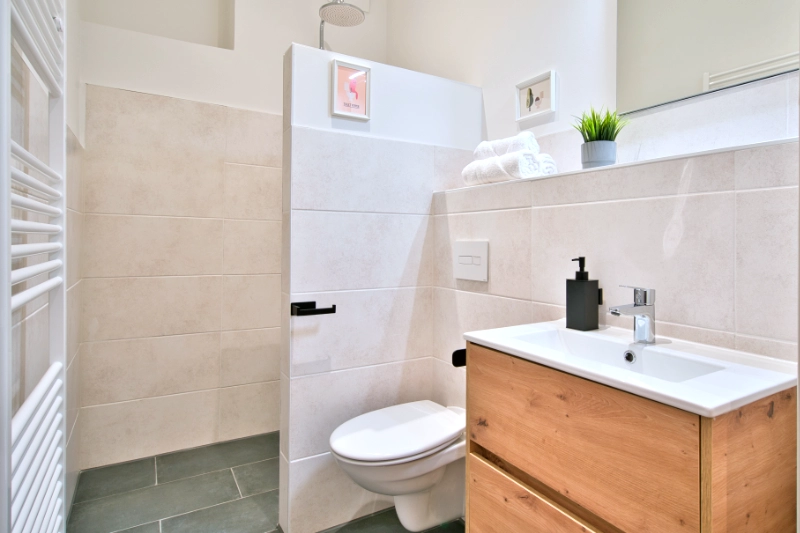 Ferienwohnung Halle Zentrum5 Kleines Badezimmer mit bodentiefer Dusche. WC und Waschbecken