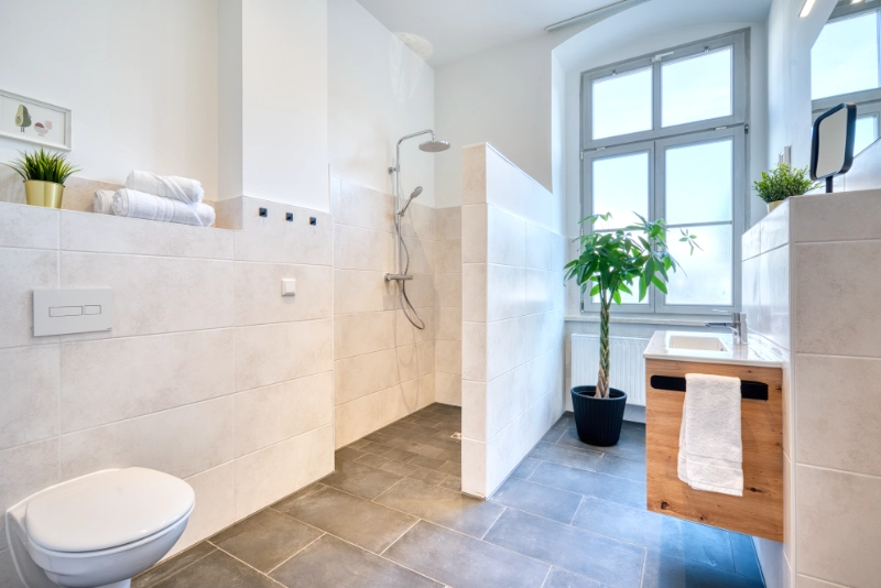 Ferienwohnung Halle Zentrum6 Modernes Badezimmer mit bodentiefer Dusche, WC und großem Waschbecken
