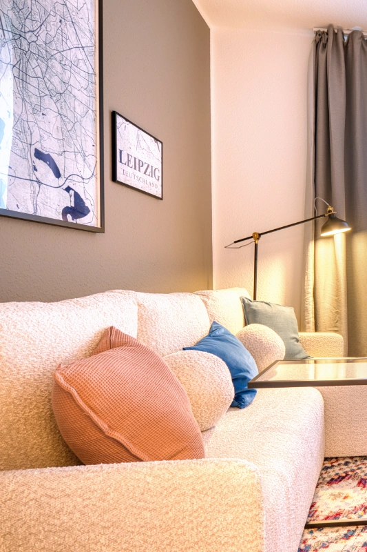 Verkaufsimmobilie Möbliert Leipzig4 Stylisches Sofa mit Bild an der Wand