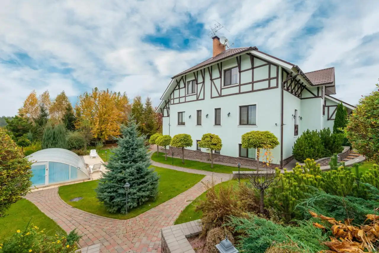 Drohnenfotografie-fuer-Immobilien-scaled-1 Bild eines Einfamilienhauses in der Nähe von Leipzig. Fotograf für Drohnenaufnahmen von Immobilien in Leipzig, Dresden und Halle